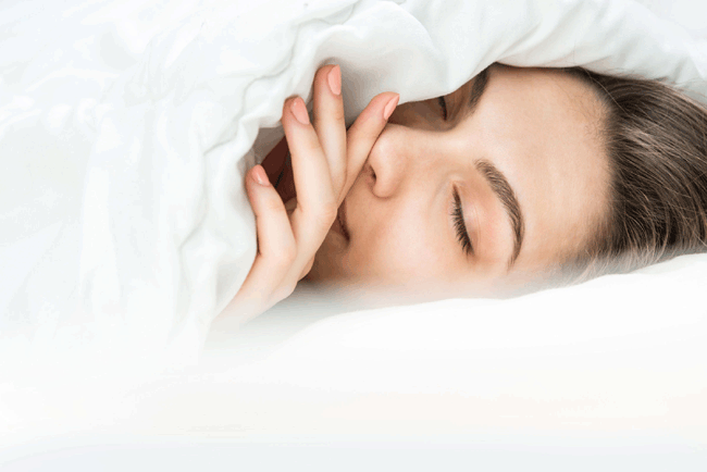 3. Ngủ đủ giấc: Các nghiên cứu đã chỉ ra rằng, không ngủ đủ giấc sẽ khiến hệ thống miễn dịch bị ảnh hưởng và bạn dễ bị mắc bệnh hơn. Khi ngủ, cơ thể có cơ hội phục hồi, sửa chữa và trẻ hóa. Chuyên gia khuyên bạn nên ngủ ít nhất 6 đến 8 giờ mỗi đêm.
