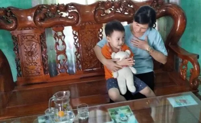 Chị Huệ cảm thấy mất tự tin ngay cả khi giáo dục con cái