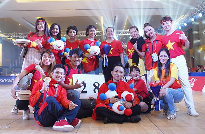 Là một trong những bộ môn thi đấu sớm nhất tại SEA Games 30, bộ môn khiêu vũ thể thao (dance sport) đã có một ngày thi đấu khá thành công khi mang về tổng số 2 HCV, 7 HCB và 1 HCĐ cho đoàn thể thao Việt Nam.