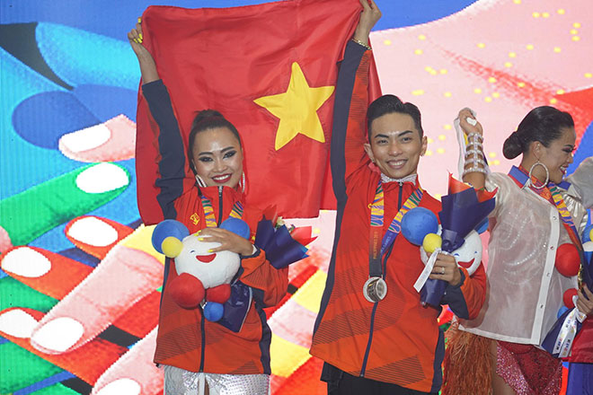 “Nữ hoàng” dance sport Khánh Thy nức nở hôn chồng, đón mưa huy chương SEA Games - 7