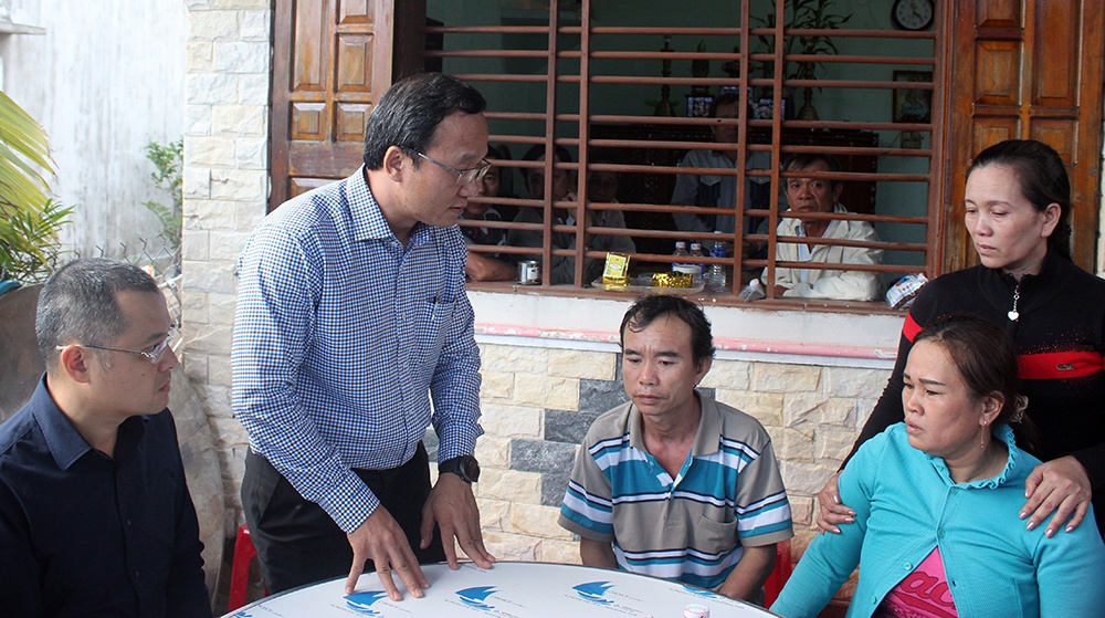 Phó Chủ tịch chuyên trách Ủy ban An toàn giao thông quốc gia Khuất Việt Hùng và ông Phạm Đại Dương - Chủ tịch UBND tỉnh Phú Yên đến thăm hỏi, chia sẻ nỗi đau với gia đình nạn nhân vụ TNGT