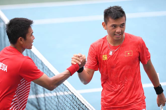 Hoàng Nam (phải) đánh bại tay vợt Indonesia giành quyền vào tứ kết
