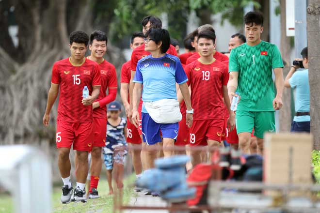 Thành Chung - cầu thủ ghi bàn gỡ hoà 1-1 cho U22 Việt Nam ở cuộc đối đầu với U22 Indonesia tươi rói trong buổi tập nhẹ chiều 2/12