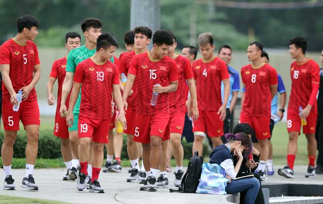 Các học trò của HLV Park Hang Seo thích thú nhìn người dân Philippines ngồi chơi ngoài công viên Circuit Makati