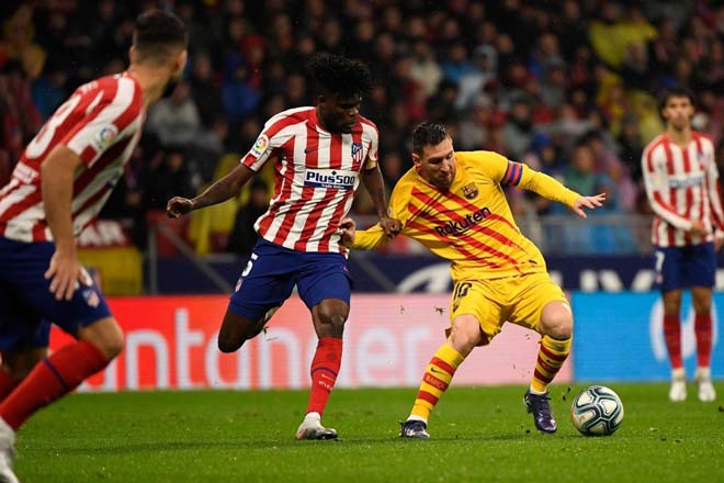 Messi (áo vàng) tỏa sáng giúp Barca hạ Atletico