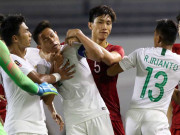 Bóng đá - U22 VN hạ Indonesia: Va chạm nảy lửa, Văn Hậu &quot;kẹp cổ&quot; thị uy sức mạnh