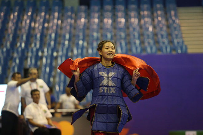 Đào Thị Hồng Nhung chiến thắng ở hạng cân dưới 60kg nữ môn võ gậy Arnis