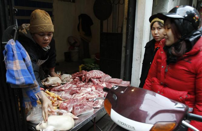 Tiểu thương buôn bán thịt lợn khó bán hàng khi giá thịt lợn tăng cao