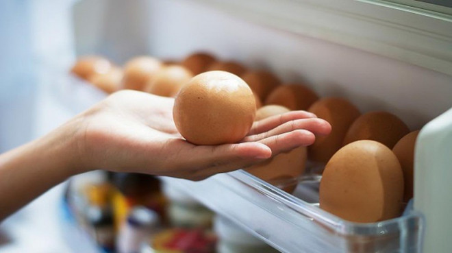 Cánh cửa tủ lạnh thường xuyên được đóng mở nên mức nhiệt độ luôn luôn thay đổi khiến trứng dễ bị hỏng. Ảnh: Internet