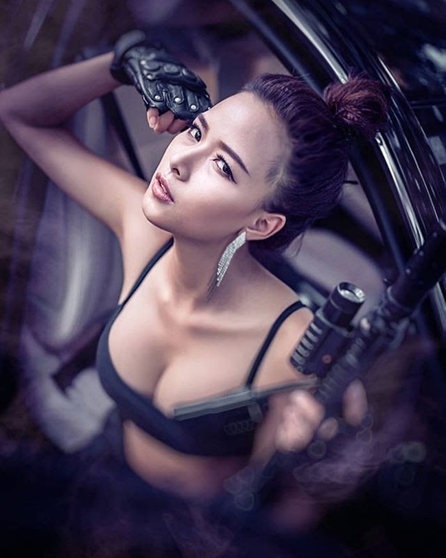 Ít ai biết rằng, bên cạnh công việc hoạt động nghệ thuật, làm mẫu ảnh, đóng TVC quảng cáo, Quỳnh Lyra còn làm việc tại một công ty chứng khoán ở Hà Nội.
