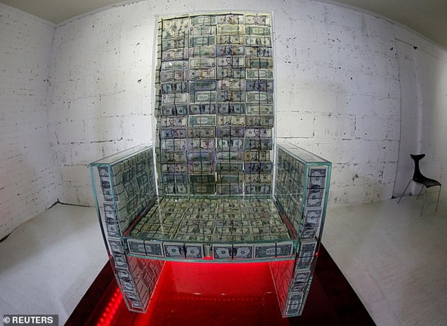 "Money throne X10" là một cái ghế được làm từ kính chống đạn dày 5 cm. Bên trong lớp kính chống đạn là các xấp tiền USD.