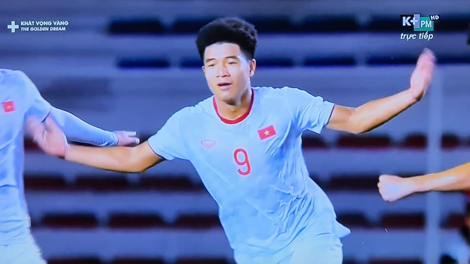 Hà Đức Chinh ghi bàn duy nhất giúp VN thắng Singapore