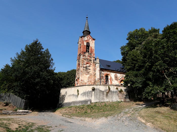 &nbsp; Nhà thờ St. George's được xây dựng vào thế kỷ 14 trên một ngọn đồi tại ngôi làng Lukova gần thành phố Prague, Cộng hòa Czech.