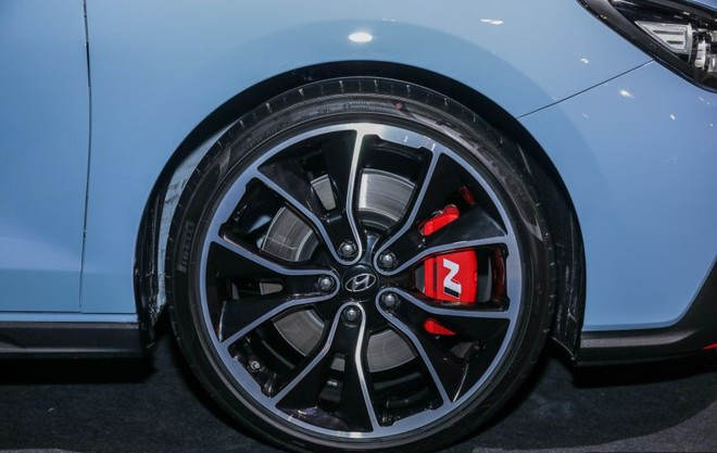 Hyundai i30 N trang bị gói Performance Package, vành hợp kim 19 inch, lốp hiệu suất cao Pirelli