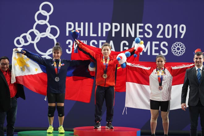 Hoàng Thị Duyên (giữa) giành HCV cử tạ nữ hạng 59 kg, đây là 1 trong những môn đã vượt chỉ tiêu đề ra