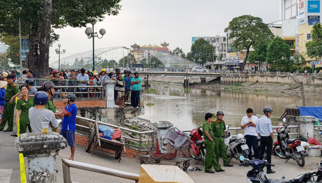 Các lực lượng chức năng đang trục vớt thi thể ông Thạch C.