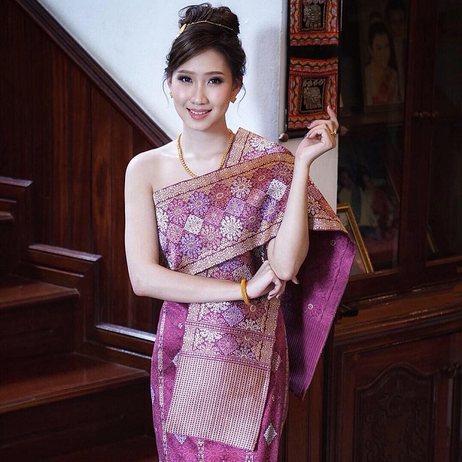 Cựu nữ sinh người Lào - Alisa Sivilay (sinh năm 1996, tên tiếng Việt là Nguyễn Khánh Huyền) gây chú ý khi tham dự cuộc thi Hoa khôi Học viện Ngoại giao.