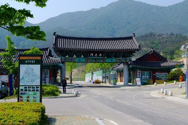 Mới đây hãng tin Yonhap của Hàn Quốc cho biết, huyện Sancheong ở đông nam Hàn Quốc là quê hương của HLV Park Hang-seo sẽ xây dựng một ngôi làng Việt Nam để thu hút nhiều khách du lịch từ Đông Nam Á.