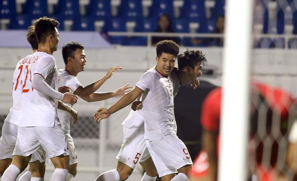Hà Đức Chinh ăn mừng bàn thắng vào lưới U22 Singapore