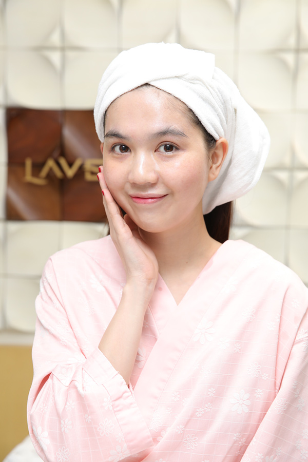 Một liệu trình mà thay thế cho tất cả các phương pháp skincare, chẳng trách làn da của hai người đẹp cứ trắng mướt suốt mùa hanh khô cũng phải.&nbsp;