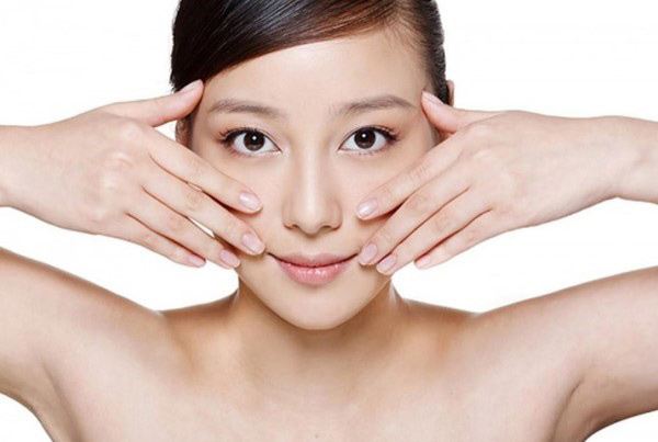 Phụ nữ Nhật Bản thường xuyên massage để giúp làn da trẻ hóa