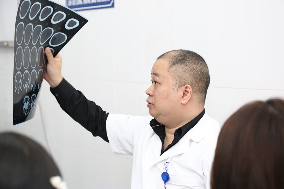 TS Nguyễn Anh Tuấn, Trưởng khoa Nội - Hồi sức thần kinh xem phim Xquang của bệnh nhân tai biến mạch máu não.