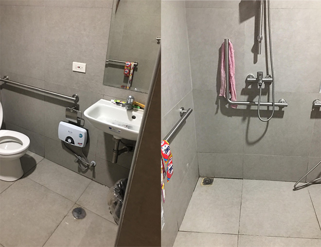 Nhà tắm: Chỗ thoát nước thiết kế bất hợp lý nên thường bị đọng nước, các VĐV phải vừa tắm vừa tát nước vào ống thoát.