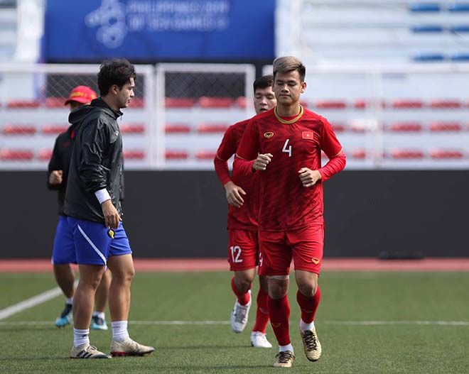 Sáng 4/12, U22 Việt Nam với 6 cầu thủ ra sân Rizal Memorial tập luyện cùng với trợ lý Lee Young Jin để chuẩn bị cho trận đấu với U22 Thái Lan (ngày 5/12).