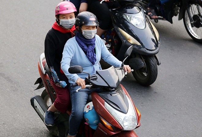 &nbsp; Những ngày này, khăn quàng cổ, áo ấm xuất hiện tại thành phố phương Nam nắng ấm. Nhiều người Sài Gòn mong thời tiết dễ chịu này sẽ kéo dài qua tết Dương lịch