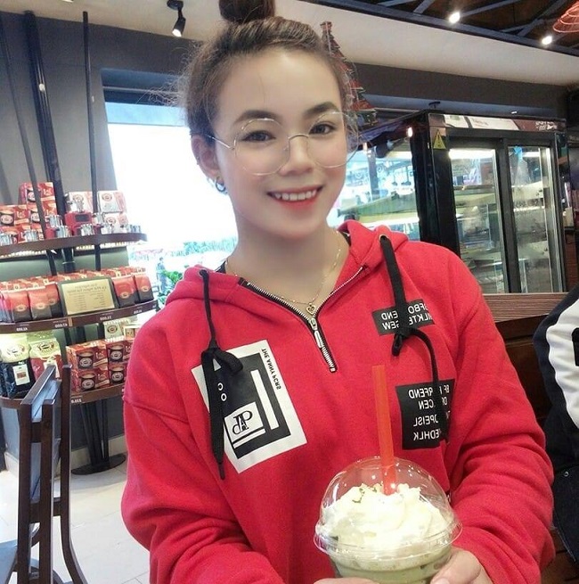 Cũng giống như nhiều bạn gái khác, Hồng Thanh thường lui tới những quán cafe sang chảnh để "check in".