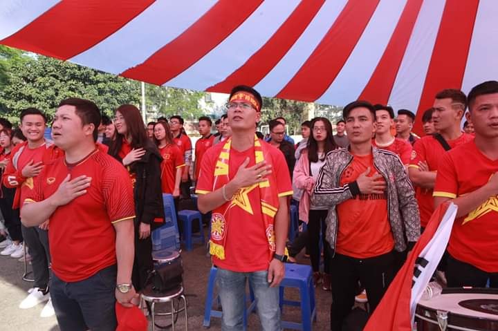 Giây phút chào cờ thiêng liêng tại điểm xem chung sân bóng trường Đại học Y - Hà Nội