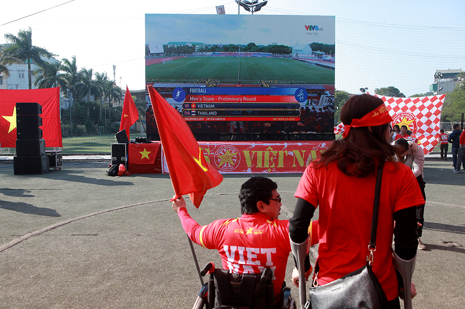 Họ đến sớm để hòa vào không khí ngày hội bóng đá, “tiếp lửa"&nbsp;cho U22&nbsp;Việt Nam giành chiến thắng