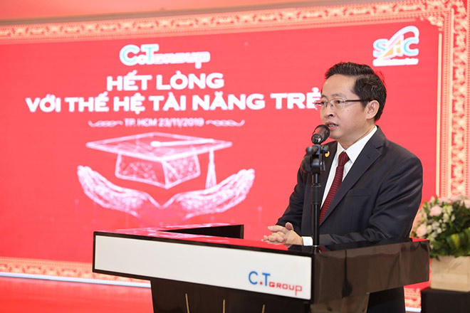 Ông Trần Kim Chung - Chủ tịch Tập đoàn C.T Group chia sẻ kinh nghiệm và truyền ngọn lửa khát vọng đến các sinh viên thủ khoa.