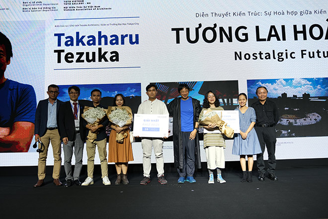 Giáo sư Takaharu Tezuka trao giải thưởng cho các tài năng kiến trúc trẻ Việt Nam