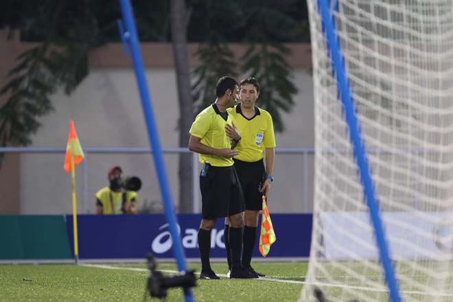 Trọng tài chính Ismaeel Habib Ali trao đổi với trợ lý, và cho U22 Việt Nam đá lại penalty