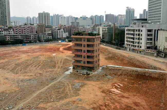 Chủ sở hữu của căn nhà sáu tầng ở Trung Quốc này đã từ chối chấp nhận bồi thường khi nhà phát triển bất động sản muốn xây dựng một trung tâm tài chính tại khu vực này.