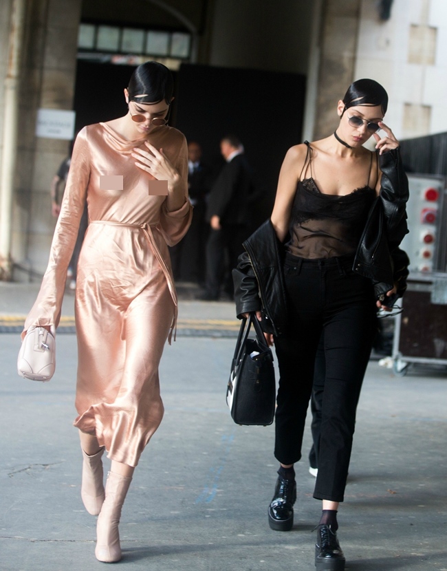 Bella Hadid và Kendall Jenner bước đi như đang trình diễn trên sàn catwalk.