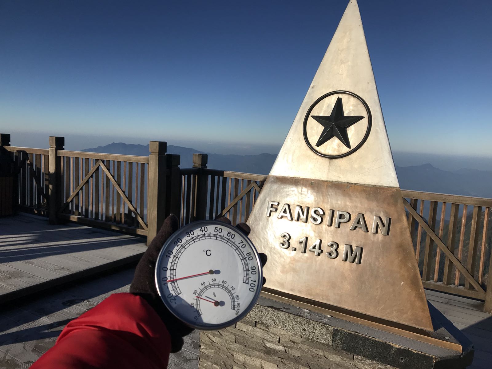 &nbsp; 7h sáng nay (6/12), nhiệt độ trên đỉnh núi Fansipan (Lào Cai) – nơi được mệnh danh là “nóc nhà Đông Dương” đã tụt xuống chỉ còn -8 độ C.