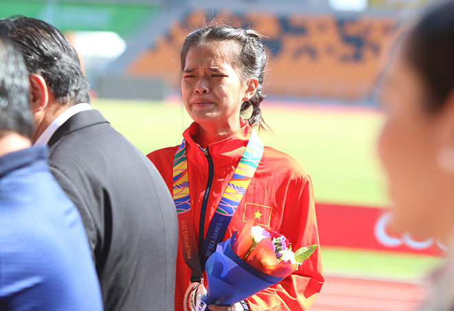 Cô gái bé nhỏ ngất xỉu tại vạch đích để quyết đoạt huy chương Sea Games - 1