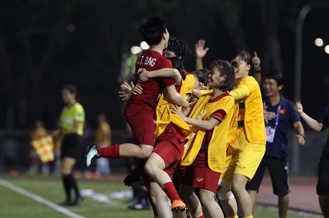 Hoàng Thị Loan cùng đồng đội xuất sắc giành chiến thắng 2-0 để vào chung kết bóng đá nữ Sea Games 30.