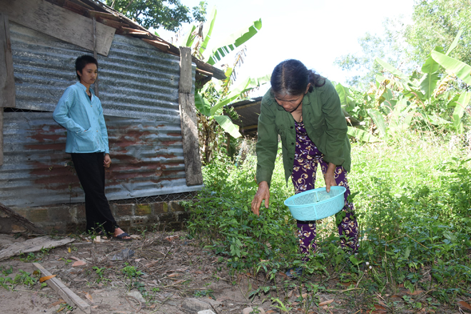 Hoàn cảnh gia đình khó khăn nên mẹ con bà Khuyến rau cháo nương tựa vào nhau sống qua ngày.