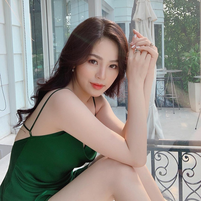 Phi Huyền Trang được mệnh danh là "thánh nữ Mì Gõ" khi tham gia phim sitcom "Ghiền Mì Gõ" phát trên Youtube. Ngoài ra, cô còn gây chú ý với cảnh nóng trong "Lời nguyền gia tộc" và phân cảnh bị lộ ngực trong phim hài Tết "Tỷ phú đè đại gia".