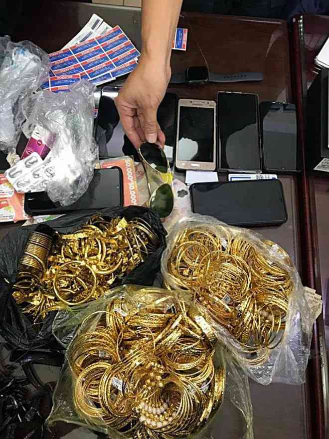 Tang vật trong hành lý của nghi phạm bị công an thu giữ