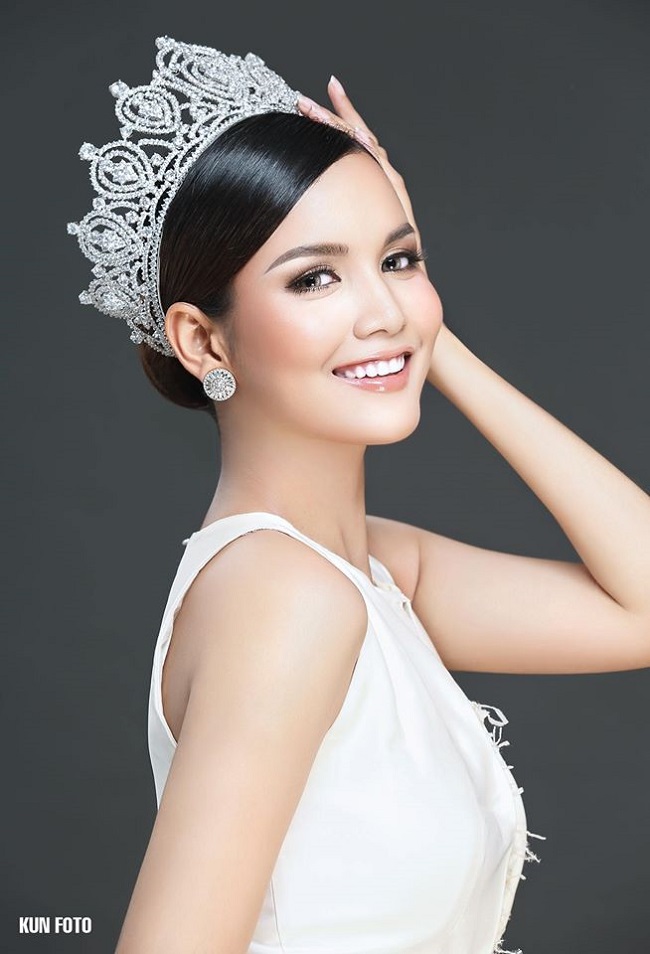 Khi tham dự Miss Universe 2018 tại Thái Lan, Rern Sinat và H&#39;Hen Niê xuất hiện trên nhiều trang báo quốc tế vì scandal bị Hoa hậu Mỹ chê nói tiếng anh dở tệ.&nbsp;