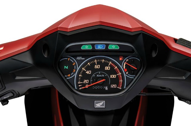 Cụm đồng hồ xe thiết kế với giao diện có những nét khác với Wave Alpha có bán ở thị trường Việt Nam. Bố trí hình lục giác với vòng công-tơ-mét rõ nét, bên cạnh hai bên là dùng để hiển thị vị trí số và mức tiêu hao nhiên liệu của xe.