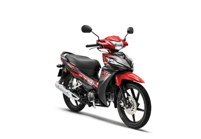 2020 Honda Wave Alpha được phân phối ở thị trường Malaysia với hai phiên bản khác nhau, gồm phiên bản vành đúc và bản vành đĩa. Cùng với đó là nhiều màu tùy chọn khác nhau. Ảnh bản vành đúc màu đỏ đen.