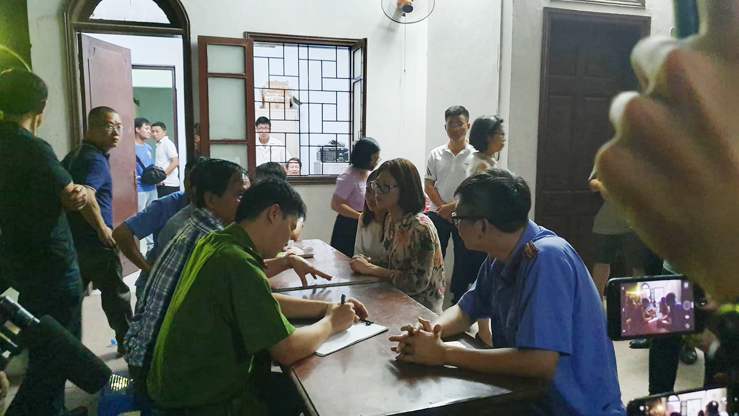 &nbsp; Đại diện nhà trường là bà Trần Thị Hồng Hạnh (tóc ngắn, đeo kính bên phải) đề nghị trả lại tiền học phí cho gia đình cháu L. (Trong ảnh là buổi làm việc với cơ quan chức năng vào khuya ngày 6/8)