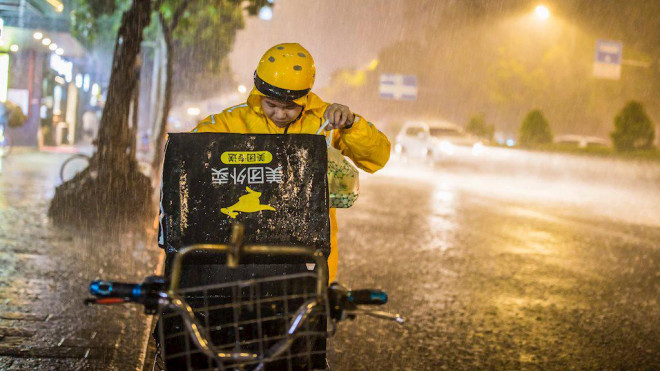Tài xế giao đồ ăn làm việc hàng ngày bất kể nắng, mưa, thậm chí là siêu bão. Ảnh: GettyImages.