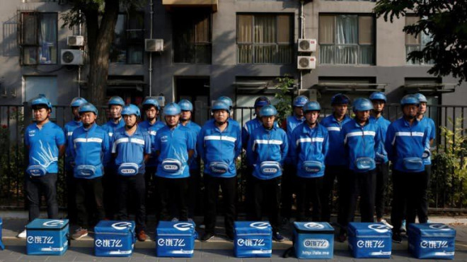 Tài xế giao đồ ăn, những "chiến binh tuyến đầu" của Ele.me. Ảnh: Getty Images.