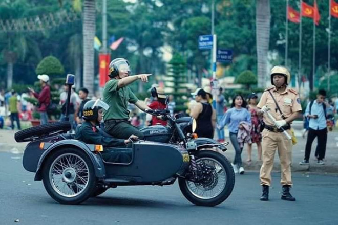 Đại tá Vũ Hồng Văn (người lái xe mô tô) tại một buổi lễ trong thời gian giữ chức Giám đốc Công an tỉnh Đắk ĐắK. Ảnh: C.A